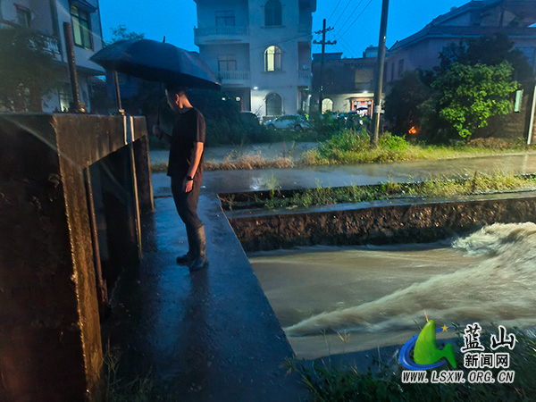 楠市镇：全面响应防汛工作 筑牢生命安全防线.jpg