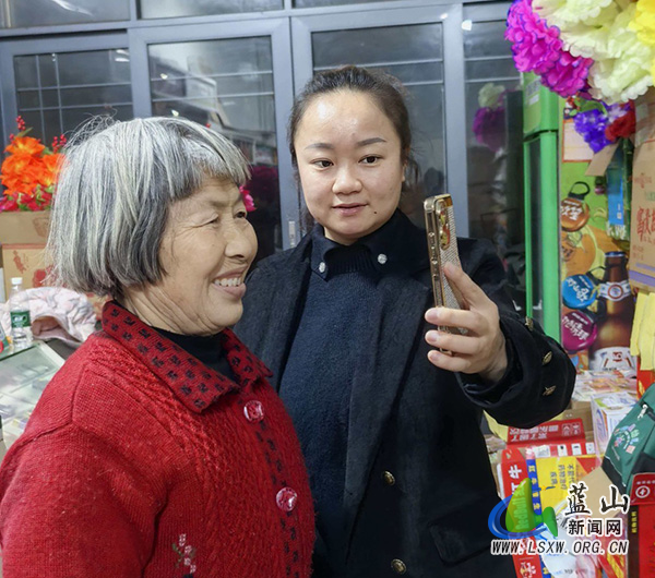楠市镇：干部深夜上门为老人办认证，村民点赞“贴心服务”.jpg