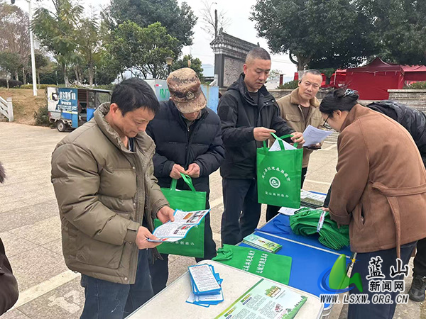 蓝山县林业局开展世界湿地日主题宣传活动.jpg 蓝山县林业局开展世界湿地日主题宣传活动.jpg