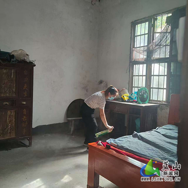 所城镇:入户灭蚊送健康,干群齐心防“两热”.jpg 所城镇:入户灭蚊送健康,干群齐心防“两热”.jpg