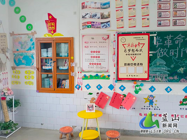 所城学校组织开展“红星角·品书香”班级图书角布置活动.jpg