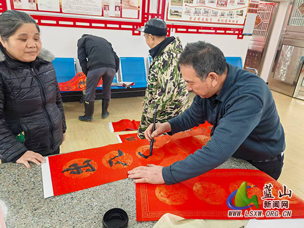 【新春走基层】所城镇军屯村:翰墨飘香迎新春 义写春联送祝福.jpg 【新春走基层】所城镇军屯村:翰墨飘香迎新春 义写春联送祝福.jpg
