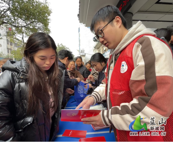 蓝山县多部门联合开展宪法集中宣传活动.jpg 蓝山县多部门联合开展宪法集中宣传活动.jpg