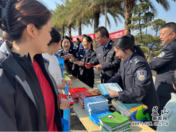 蓝山县司法局开展“3·15”消费者权益保护普法宣传活动.jpg 蓝山县司法局开展“3·15”消费者权益保护普法宣传活动.jpg