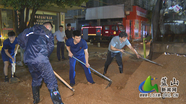 蓝山县雨后清淤不停歇 保障出行安全畅通2.jpg