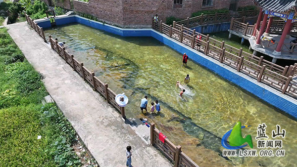 塔峰镇小泉村：筑“家门口”泳池 守护孩童夏日安全.jpg