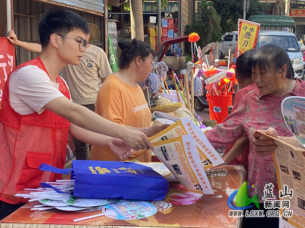 太平圩镇开展野生毒蘑菇宣传防控工作,守护群众“舌尖上的安全”.jpg 太平圩镇开展野生毒蘑菇宣传防控工作,守护群众“舌尖上的安全”.jpg