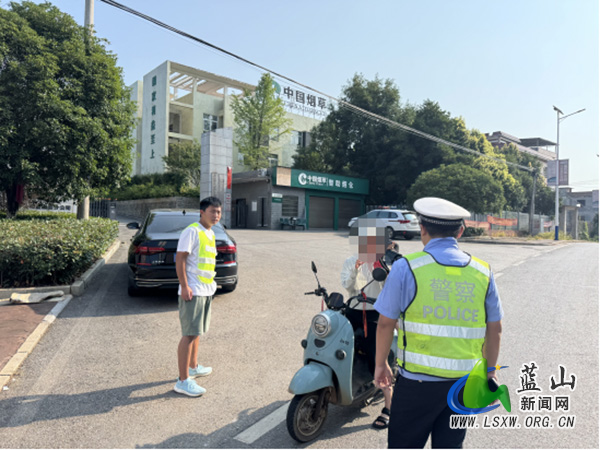 土市镇：道路交通执勤 保障群众出行安全_1.jpg