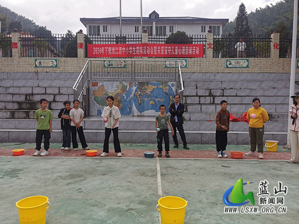 欢笑与汗水交织——湘江源瑶族乡中心小学举行学生趣味运动会.jpg