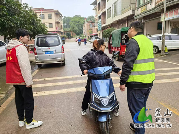 新圩镇：联合执法保安全 戴盔出行护平安.jpg