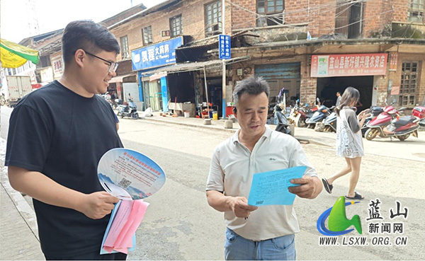 新圩镇纪委开展“信访宣传进万家”活动.jpg 新圩镇纪委开展“信访宣传进万家”活动.jpg