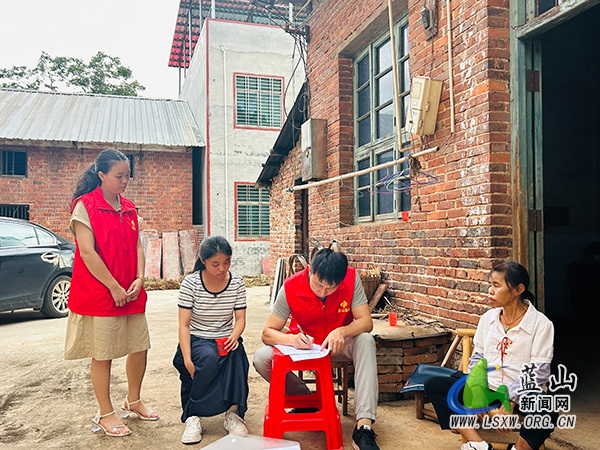 县福彩中心:入户走访困难学子 精准助学点亮大学梦.jpg 县福彩中心:入户走访困难学子 精准助学点亮大学梦.jpg