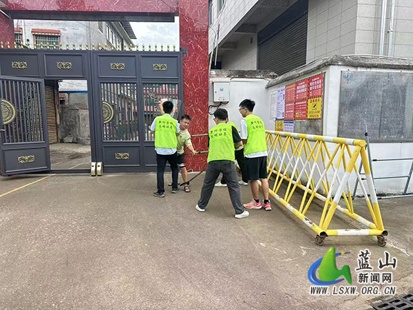 新圩学校开展反恐防暴应急演练.jpg 新圩学校开展反恐防暴应急演练.jpg