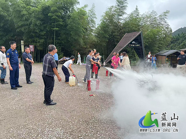 蓝山县多部门联合行动 筑牢云冰山景区安全防线.jpg