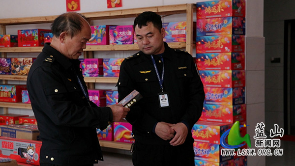 （新春走基层）我县开展烟花爆竹专项检查 全力护航春节安全.jpg