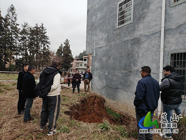 蓝山县快速处置一起地面塌陷险情 成功转移5名受威胁群众.jpg