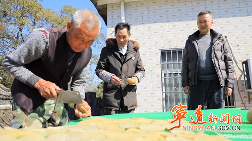 宁远:传统红薯片 致富新产业3_副本500.jpg 宁远:传统红薯片 致富新产业3_副本500.jpg