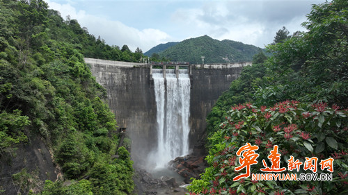 宁远：小东江水库溢洪形成壮美瀑布景观3_副本500.jpg