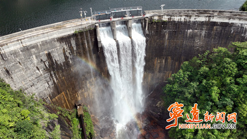 宁远：小东江水库溢洪形成壮美瀑布景观_副本500.jpg