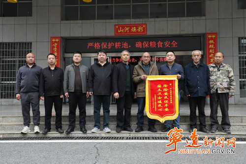 宁远:消除地灾保平安 村民致谢送锦旗_副本500.jpg 宁远:消除地灾保平安 村民致谢送锦旗_副本500.jpg