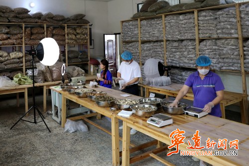 【永冲锋·拼经济·促发展】宁远：瑶浴工厂带动群众家门口就业增收3_副本500.jpg