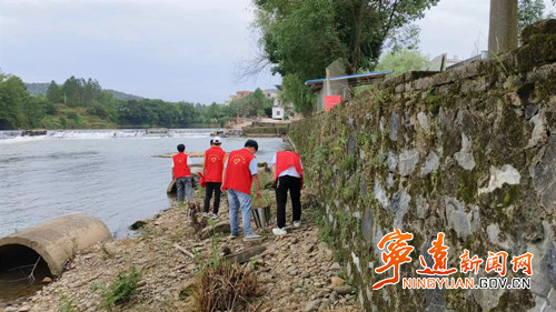 宁远：清理河道垃圾 保护生态环境_副本500.jpg