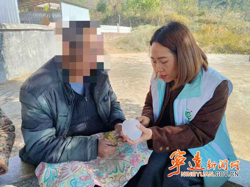 宁远县冷水镇：巧手制艾锤 情暖康复者_副本_副本500.jpg