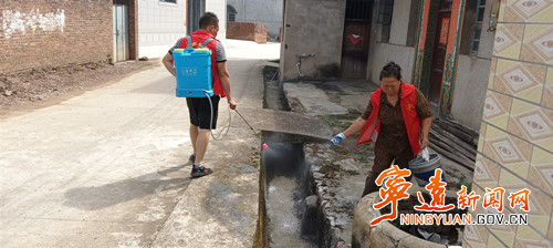 宁远县冷水镇：清除积水灭蚊防病_副本500.jpg