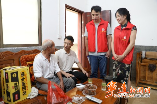 宁远冷水镇神下村：端午暖心送粽 做实基层帮扶2_副本500.jpg