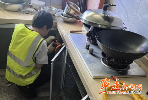 宁远棉花坪瑶族乡：上门检修送安全_副本500.jpg