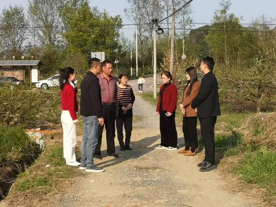 督办水上洞至大凤村道路建设