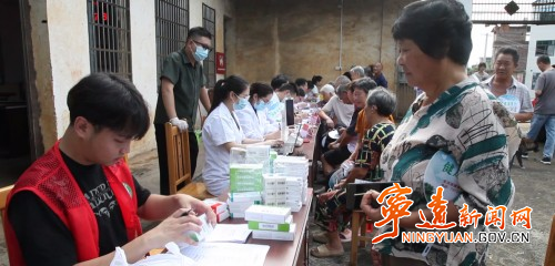 宁远：优质医疗下乡村  义诊服务暖民心_副本500.jpg
