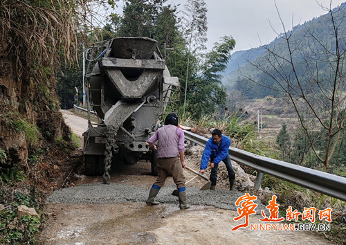 宁远县桐木漯瑶族乡：昼夜抢修民生路 平安护航春运年_副本_副本500.jpg