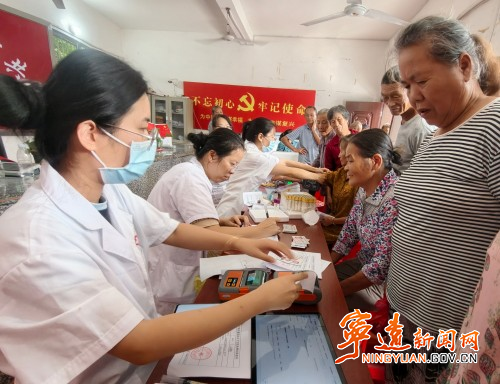 宁远县桐木漯瑶族乡：暖心体检护安康_副本500.jpg