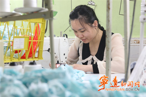 宁远:“家门口”就业促增收2_副本500.jpg 宁远:“家门口”就业促增收2_副本500.jpg