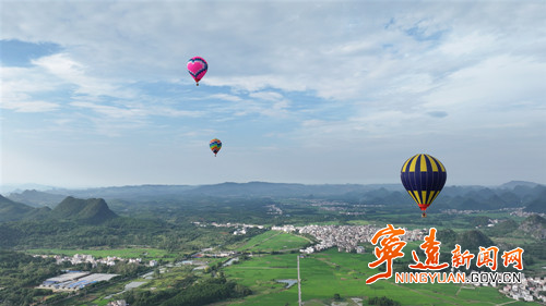 宁远:稻田与热气球奇妙邂逅 九嶷山再添新景_副本500.jpg 宁远:稻田与热气球奇妙邂逅 九嶷山再添新景_副本500.jpg