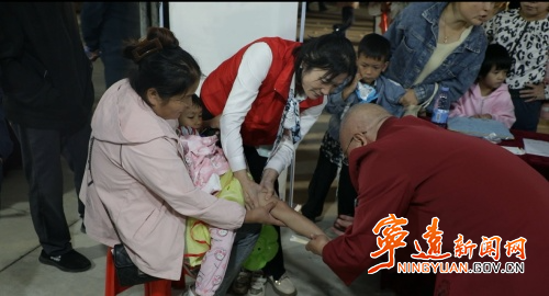 宁远:“夜市寻岐黄 良方惠万家”“中医药文化夜市”火爆开市3_副本500.jpg 宁远:“夜市寻岐黄 良方惠万家”“中医药文化夜市”火爆开市3_副本500.jpg