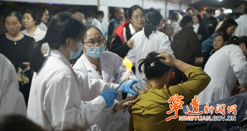 宁远:“夜市寻岐黄 良方惠万家”“中医药文化夜市”火爆开市2_副本500.jpg 宁远:“夜市寻岐黄 良方惠万家”“中医药文化夜市”火爆开市2_副本500.jpg