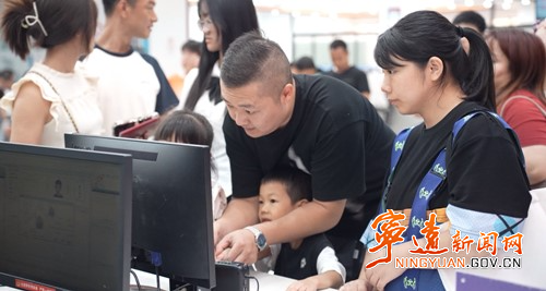 宁远:延时服务不“打烊” 业务办理不断档3_副本500.jpg 宁远:延时服务不“打烊” 业务办理不断档3_副本500.jpg