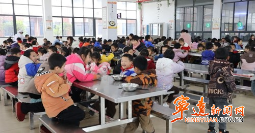 宁远：监督护航  守护学生营养餐2_副本500.jpg