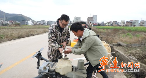 宁远：农技人员田间支招 护航油菜稳产增收2_副本500.jpg