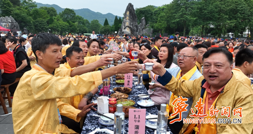 湖南省九嶷山虞舜文化发展中心庆典晚宴(长桌宴)在宁远九嶷山举行2_副本500.png 湖南省九嶷山虞舜文化发展中心庆典晚宴(长桌宴)在宁远九嶷山举行2_副本500.png