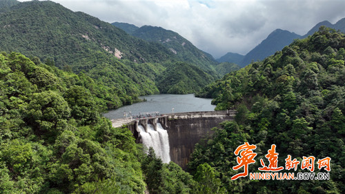 宁远:小东江水库溢洪形成壮美瀑布景观5_副本500.jpg 宁远:小东江水库溢洪形成壮美瀑布景观5_副本500.jpg