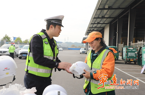 宁远交警为快递企业送上“平安礼”_副本500.png 宁远交警为快递企业送上“平安礼”_副本500.png