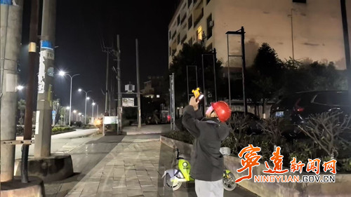 宁远电力：迎峰度冬保供电 夜间测温护安全_副本500.jpg