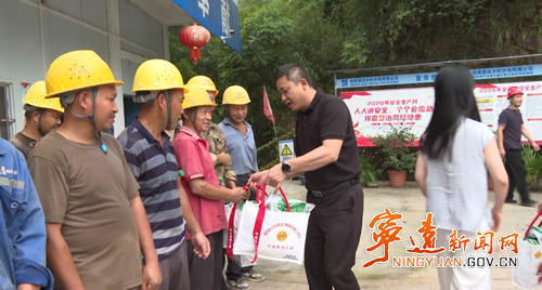 何开银开展“工会送清凉 防暑保安康”走访慰问活动_副本500.png