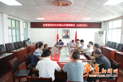 胡勇刚深入冷水镇下访公开接待群众_副本500.jpg 胡勇刚深入冷水镇下访公开接待群众_副本500.jpg