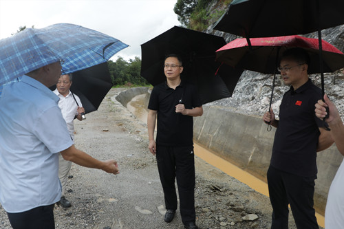 毛政调研涔天河支渠管理工作_副本500.jpg 毛政调研涔天河支渠管理工作_副本500.jpg