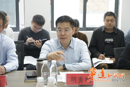 胡勇刚调研文创礼品产业园项目建设2_副本500.jpg 胡勇刚调研文创礼品产业园项目建设2_副本500.jpg