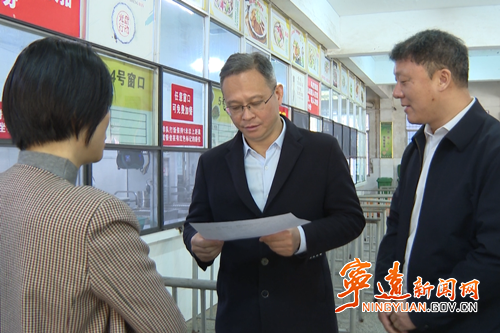 毛政到宁远县第八中学检查学生食堂  与学生一同用餐_副本500.png
